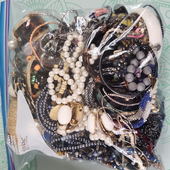 4lb Mystery Craft Broken Jewelry Loose Beads Lot PRICE FIRM - CANNOT BE BUNDLED - Picture 2 of 8